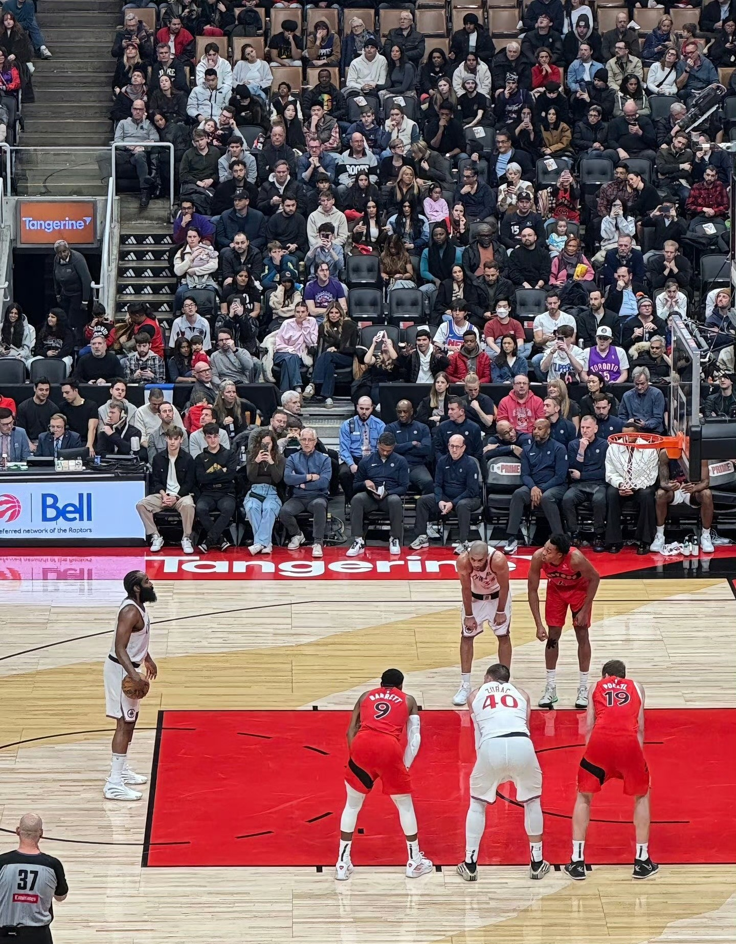 哈登重要时刻败北，巴黎圣日耳曼带队取胜！赛场气氛高涨的简单介绍