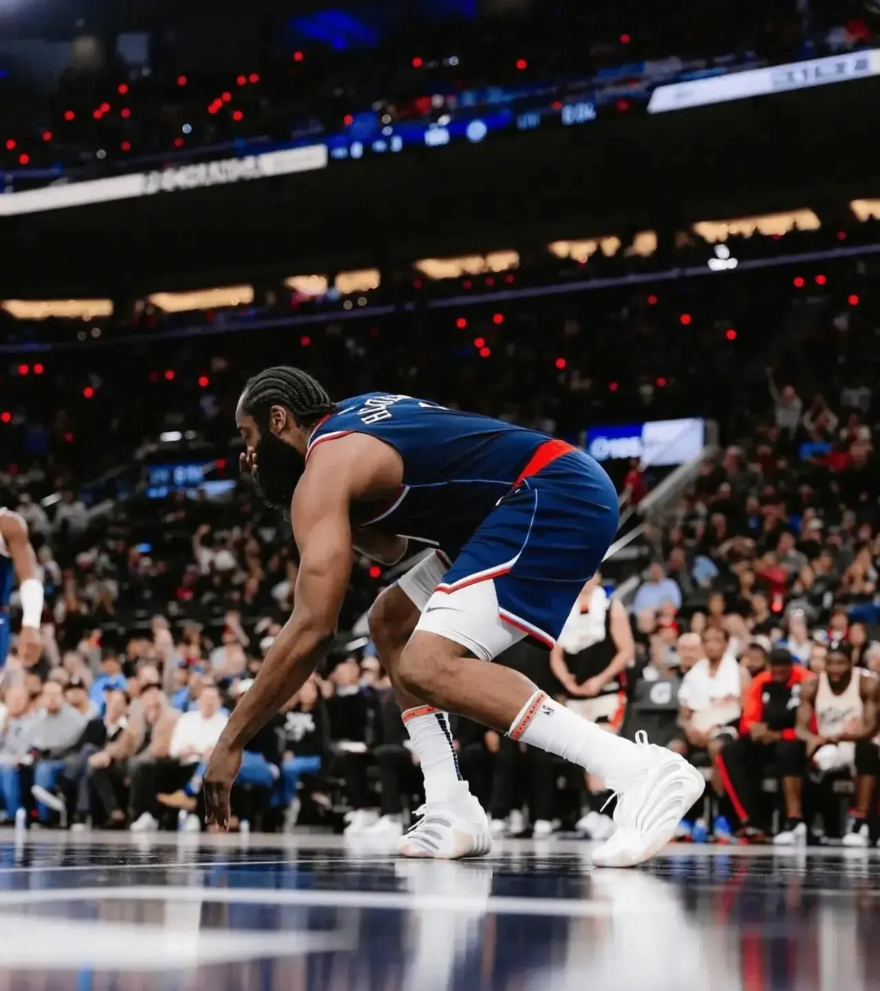 哈登重要时刻败北，巴黎圣日耳曼带队取胜！赛场气氛高涨的简单介绍